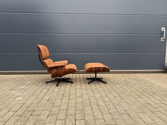 Image 1 of Poltrona lounge Vitra Eames XL + poggiapiedi, in pregiata pelle nera e palissandro Santos. NUOVA!!