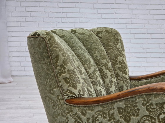 Image 1 of 1960er Jahre, Dänischer Sessel, grüner Möbelvelours, massives Eichenholz.