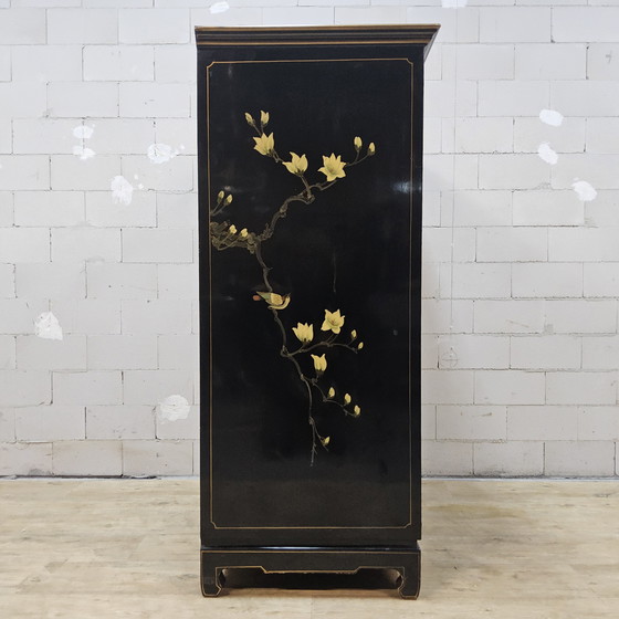 Image 1 of Vintage Chinese zwarte lakkast vogels en bloemen /  bohemian / oosterse / Aziatische kast (bruidskast)