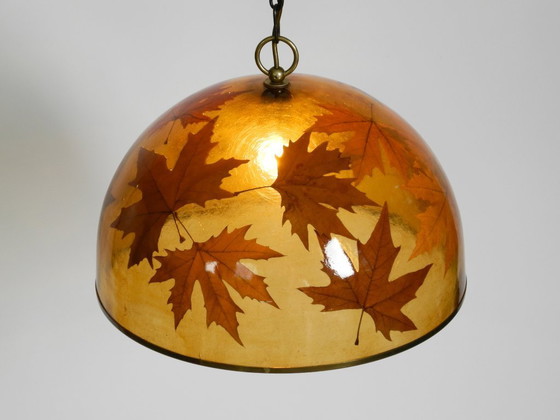 Image 1 of Rara e grande lampada a sospensione italiana degli anni '70 in resina con foglie d'acero incorporate.