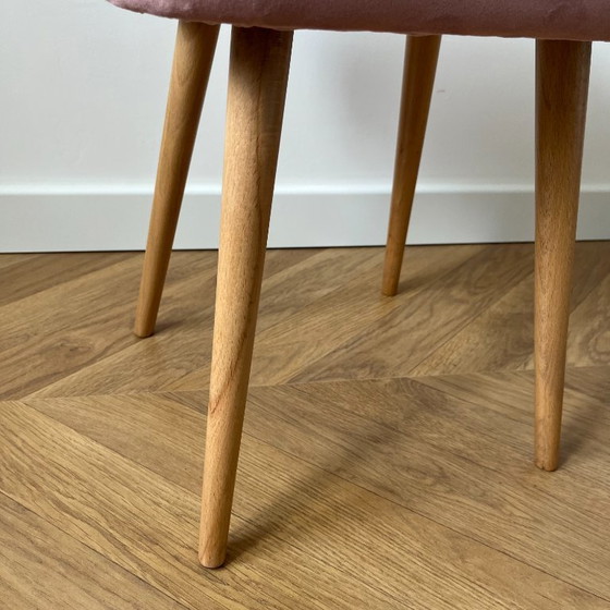 Image 1 of Roze fluwelen voetenbank, poef in mid-century modern stijl, houten poten, vintage kaptafelstoel