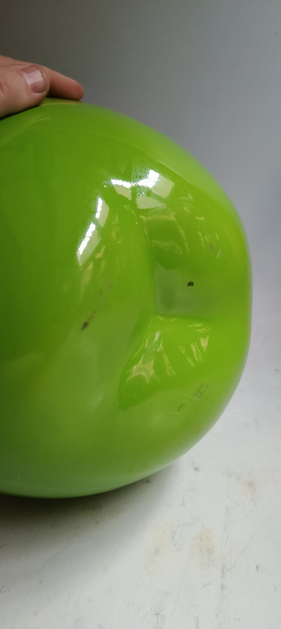 Image 1 of Dekorativer großer Apfel, eine Ode an Magritte