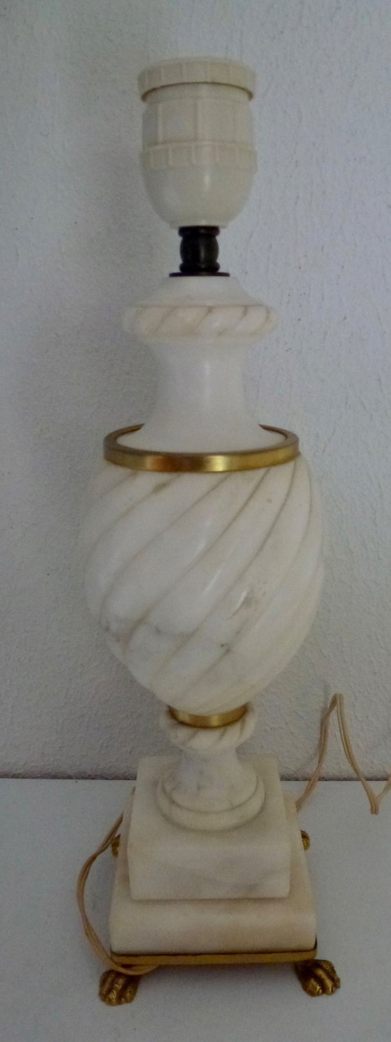 Image 1 of Antieke Franse tafellamp met Cameo is vervaardigd uit onyx.