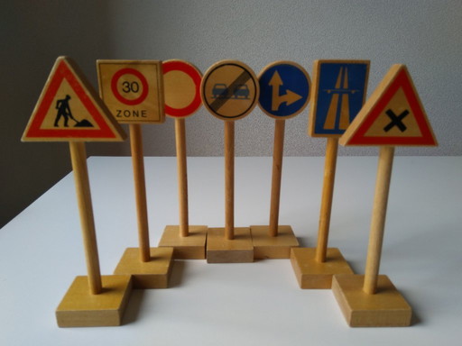 7 vintage beukenhouten speelgoed verkeersborden