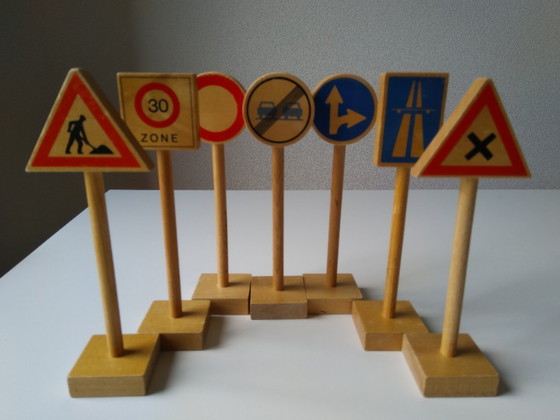 Image 1 of 7 panneaux de signalisation miniatures en bois de hêtre vintage