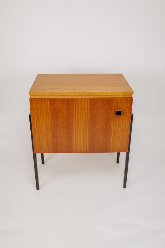 Image 1 of Mobiletto vintage in legno con gambe in acciaio nero