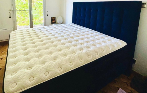 Stearns & Fosters bed met hoofdbord + bedbodem + matras – Tweepersoonsbedden, Textile (photo 3 of 10)