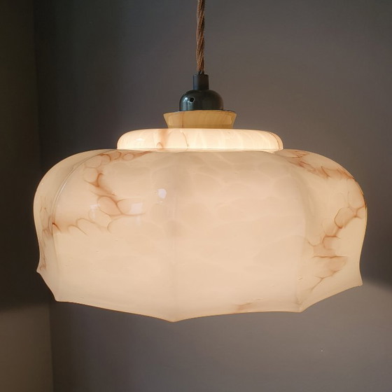 Suspension vintage Art Déco en verre opalin marbré beige., Métal, Transparent (photo 5 sur 18)