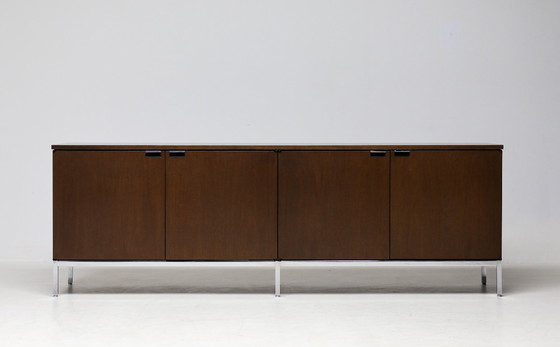 Image 1 of Florence Knoll Sideboard aus Walnussholz, Mid-Century Modern, Aufbewahrungsmöbel für Vorstandssitzungsräume