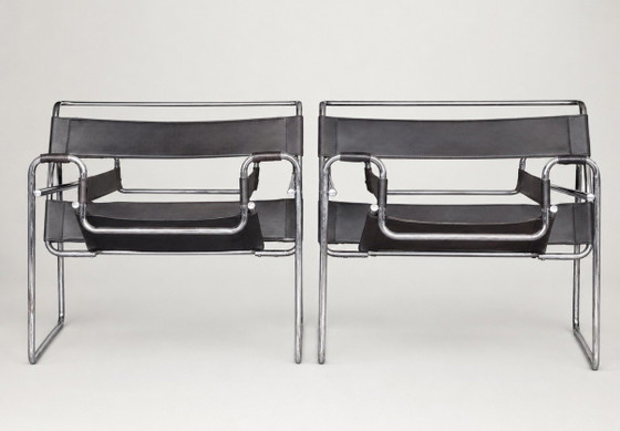Image 1 of Deux fauteuils Wassily vintage, Marcel Breuer pour Fasem. Cuir marron et noir.