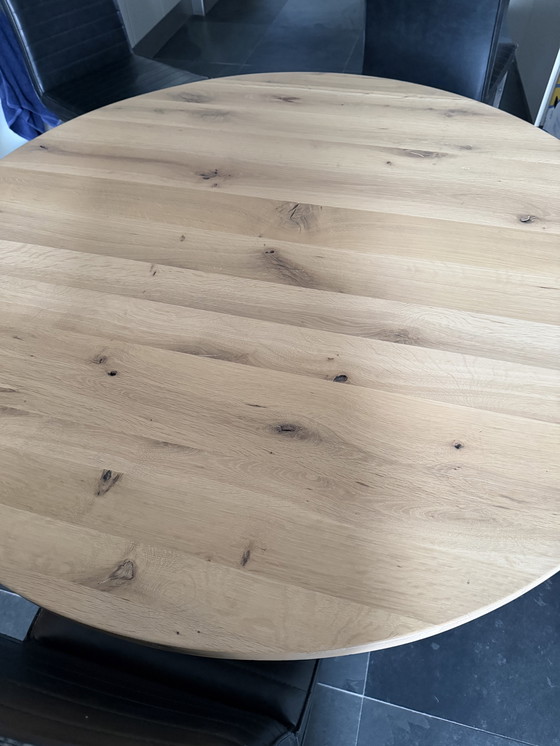 Image 1 of Eettafel rond. Eikenhouten blad met metalen onderstel.