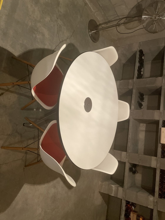 Image 1 of Original Charles Eames Table Vitra and 5 white Plastic Chairs Vitra with tangerine cushion