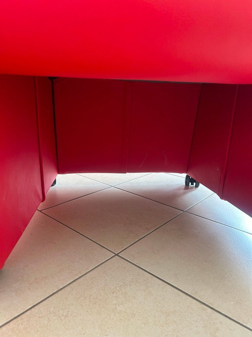 Glazen eettafel en rode stoelen (rollend) van Eijerkamp