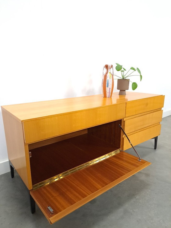 Image 1 of Mobile TV impiallacciato con cassetti e gambe in acciaio nero