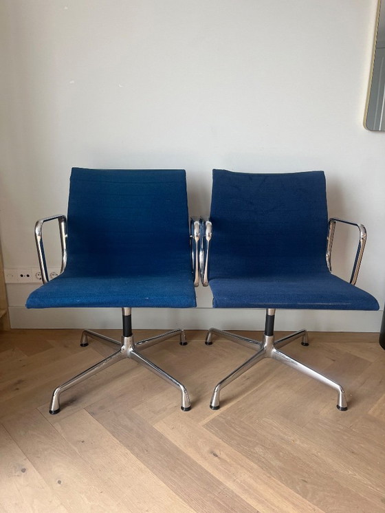 Image 1 of Par de sillas originales Vitra Eames del grupo de aluminio (EA 108), tapizadas en tela azul.