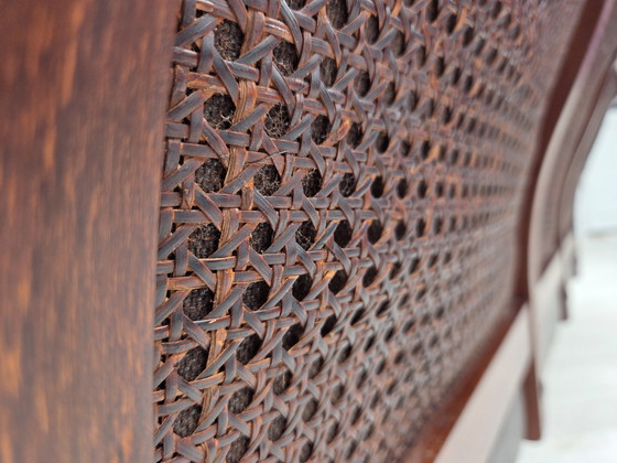 Image 1 of Sofá escandinavo de tres plazas de los años 70, tapizado en cuero, patas de teca y madera curvada.