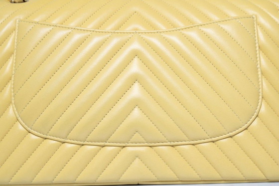 Image 1 of Chanel, Jumbo-Tasche aus gelbem Lammleder mit Chevron-Muster und Klappe