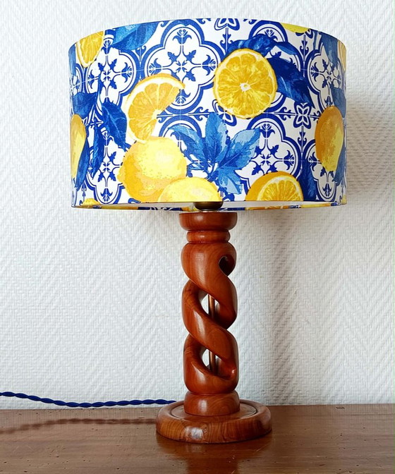 Gedrechselte Holzlampe mit Lampenschirm im Azulejo-Zitronenmuster – Tischlampen, Wood (photo 7 of 8)