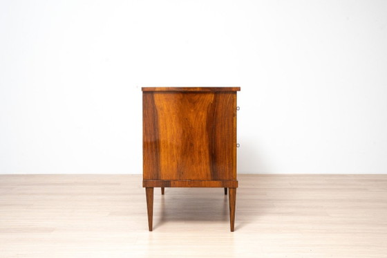 Biedermeier commode met twee lades van notenhout met Franse lakafwerking, Duitsland, circa 1850 – Ladekasten (photo 13 of 15)