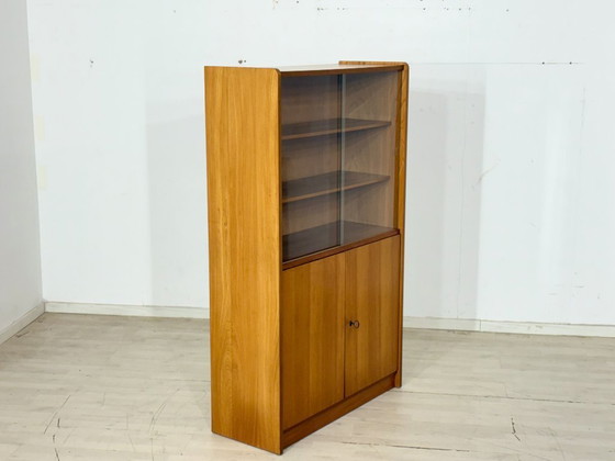 Image 1 of Vitrinekast/hoge kast uit het midden van de 20e eeuw – Vintage highboard uit de jaren 60 – Iepenhout