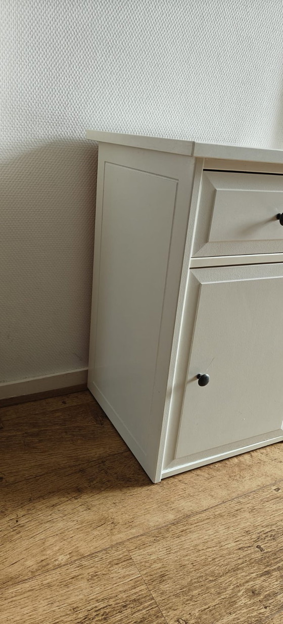 Image 1 of Comodino/mobiletto laterale bianco con cassetto e spazio di archiviazione