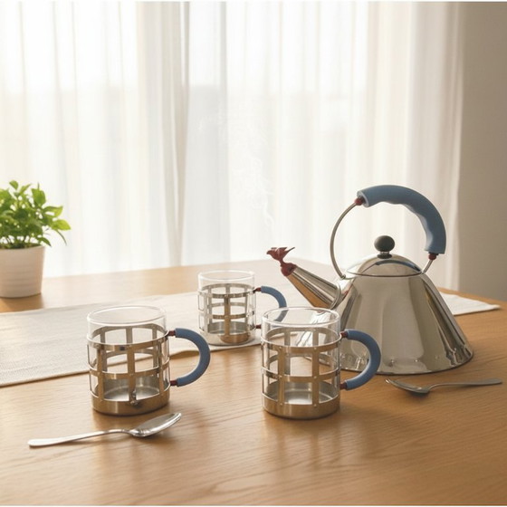 Image 1 of Hervidor Alessi 9093 de Michael Graves + 4 tazas: un clásico del diseño posmoderno.