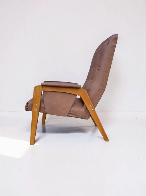 Sillón vintage de polipiel marrón claro.
