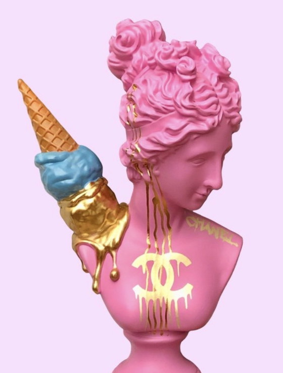 Image 1 of Exclusivités GF - Statuette Chanel Femme