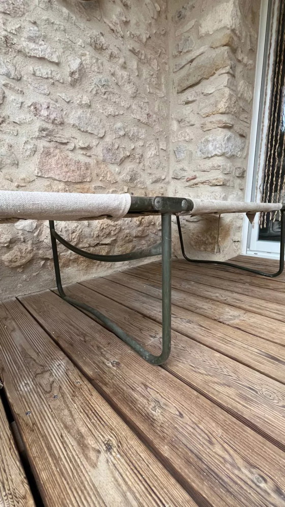 Image 1 of Vintage opklapbaar militair veldbed van kaki groen canvas en metaal.