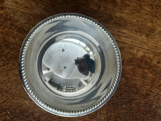 Image 1 of Dreibeinbecher aus silbernem Metall mit Perlenumrandung im Jean-Desprez-Stil