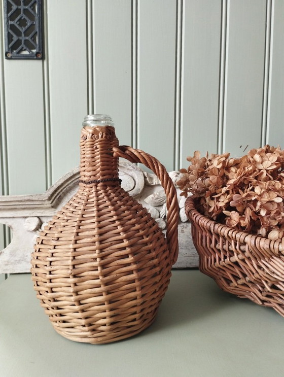 Image 1 of Kleine glazen demijohn, geweven rieten envelop, Kirsch emaille etiket