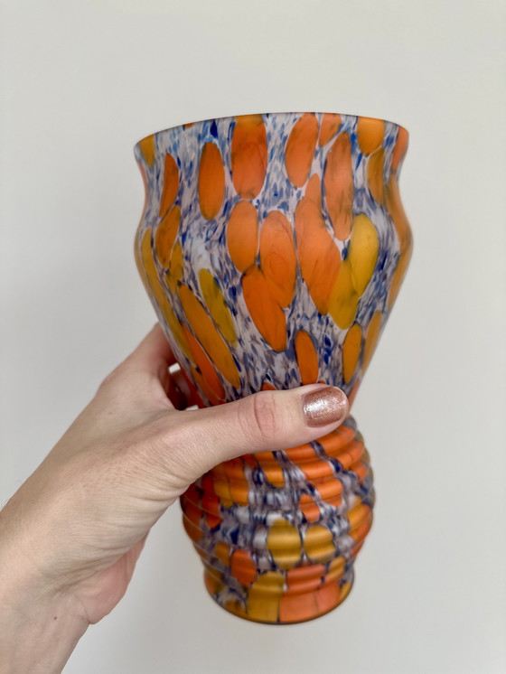 Image 1 of Wilhelm Kralik Söhne Art Deco vaas – Boheems mondgeblazen glas in oranje, geel en wit marmerpatroon (20 cm) | Bohemian Art Deco 
