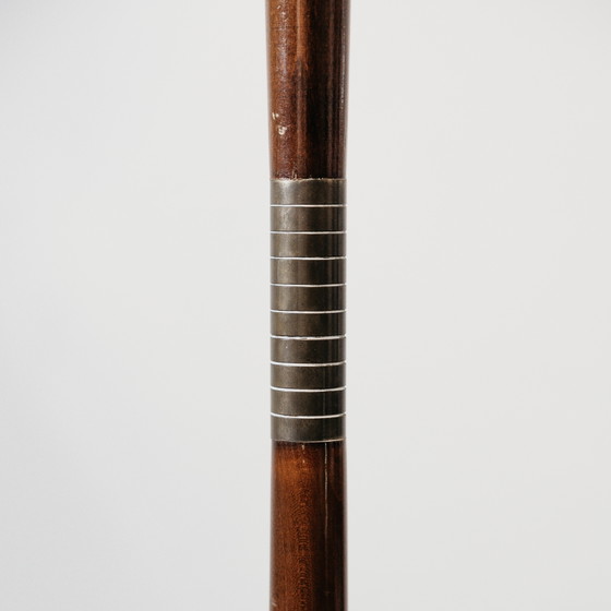 Image 1 of Giuseppe Ostuni Attr. Staande lamp met driepootvoet, jaren 1950, hout en messing.
