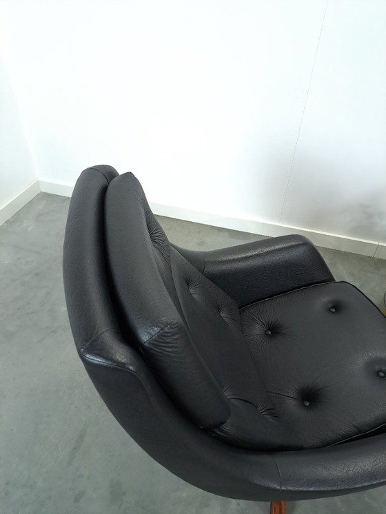 Image 1 of Sedia girevole in pelle artificiale nera proveniente dalla Svezia