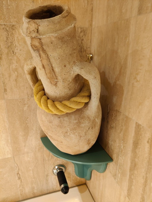 Beige terracotta amfora inclusief houten ondersteuningsbevestiging en dik touw om schuin op te hangen