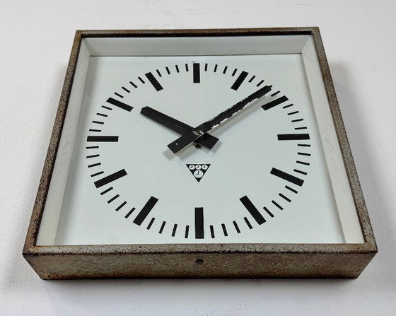 Image 1 of Grijze roestige industriële vierkante wandklok van Pragotron, jaren 70