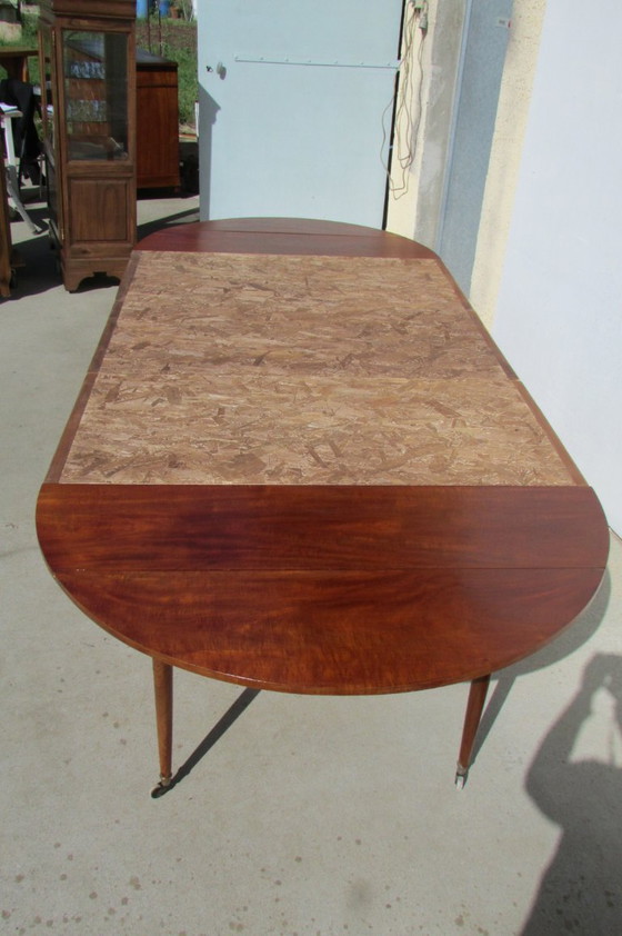 Image 1 of Beautiful antique round table, 6 tapered mahogany legs, extendable