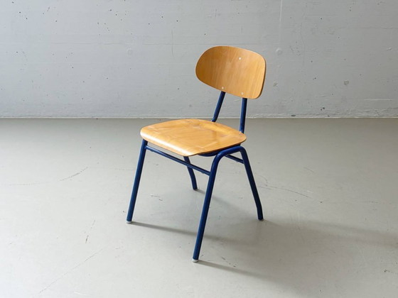 Image 1 of 4 vintage stapelstoelen van het Schönauer schoolmeubilair