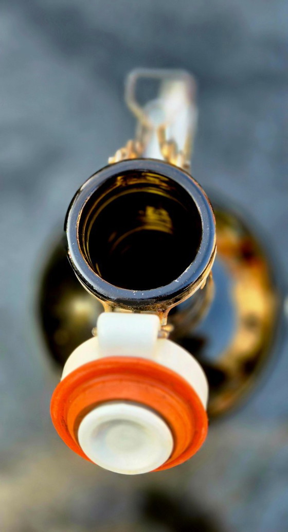 Image 1 of Gourde à bière vintage en verre ambré de 2 litres avec poignée en métal