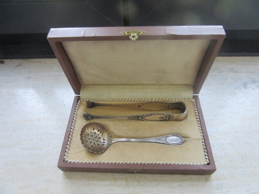 Versilberte Zuckerzange und Zuckersieb, durchbrochener Löffel mit Schlitzen, Antik/Jugendstil, in alter Schachtel, nicht origina
