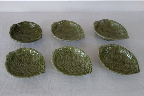 Image 1 of Saladekom + 6 vintage aardewerken kommen uit de jaren 70 in artisjokgroene kleur