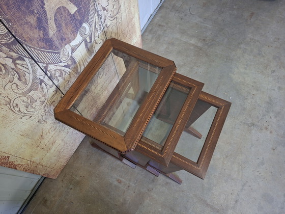 Image 1 of Set Mimi composto da tre pezzi in teak con bordi intarsiati e piani in vetro, dimensioni 48x38 cm e altezza 55 cm.