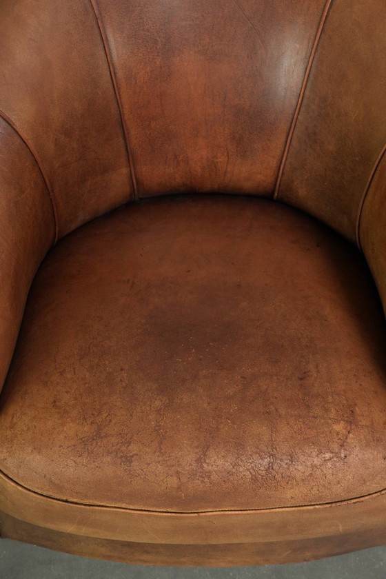 Ensemble robuste de fauteuils club vintage en cuir de mouton avec un bel aspect vieilli et une grande allure (photo 6 of 15)