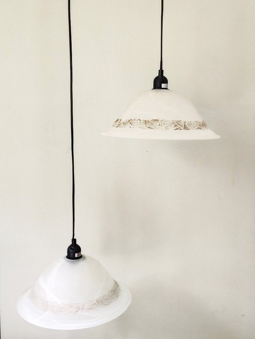 Paire de lustres en pâte de verre blanc et doré