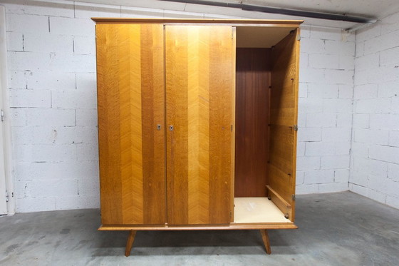 Image 1 of Französischer Kleiderschrank mit geschwungenen Beinen, 3 Türen, 1 Spiegel (27 x 130 cm) und 1 Schublade