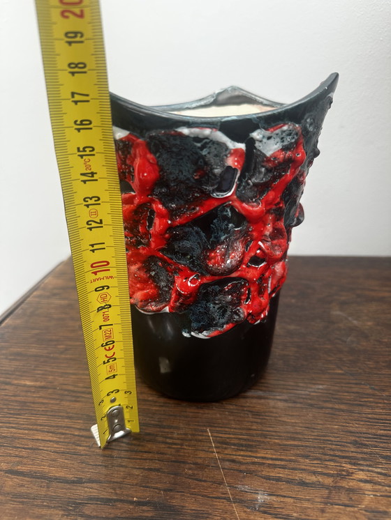 Image 1 of Fat Lava Vaas Rood en Mat Zwart H 17 cm - Toegeschreven aan Vallauris