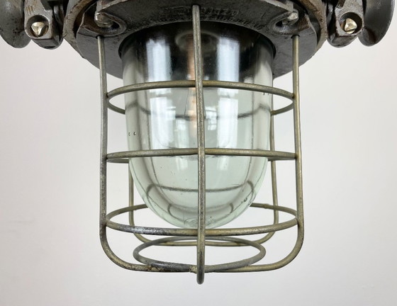 Image 1 of Suspension industrielle en fonte, années 1960