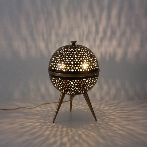Lampe de table Saturn française des années 1950 en aluminium ajouré et laiton
