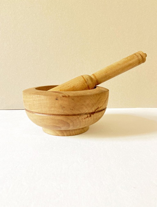 Anciens pilon et mortier en bois tourné