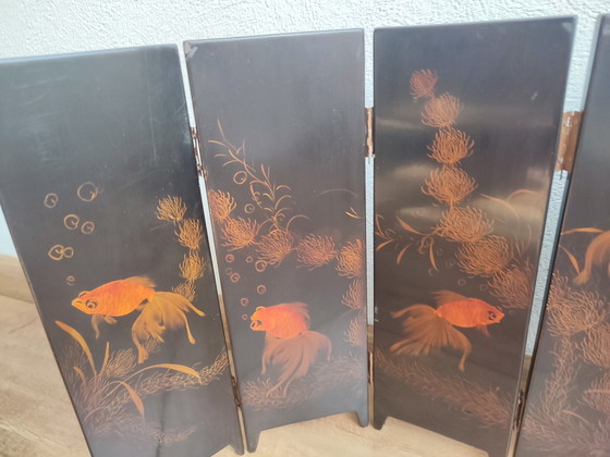 Asiatischer Raumteiler mit Tisch, schwarz lackierten Perlmuttintarsien und gemalten Koi-Karpfen auf einem (photo 6 of 15)